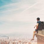 Gira il mondo con il cartello "mamma sto bene"