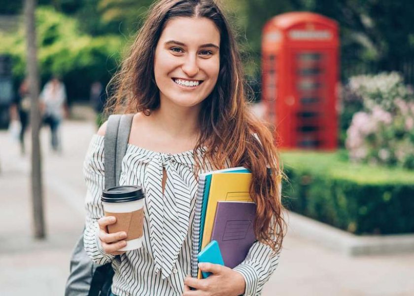 ragazza scrive esempio di lettera motivazionale per l'Erasmus