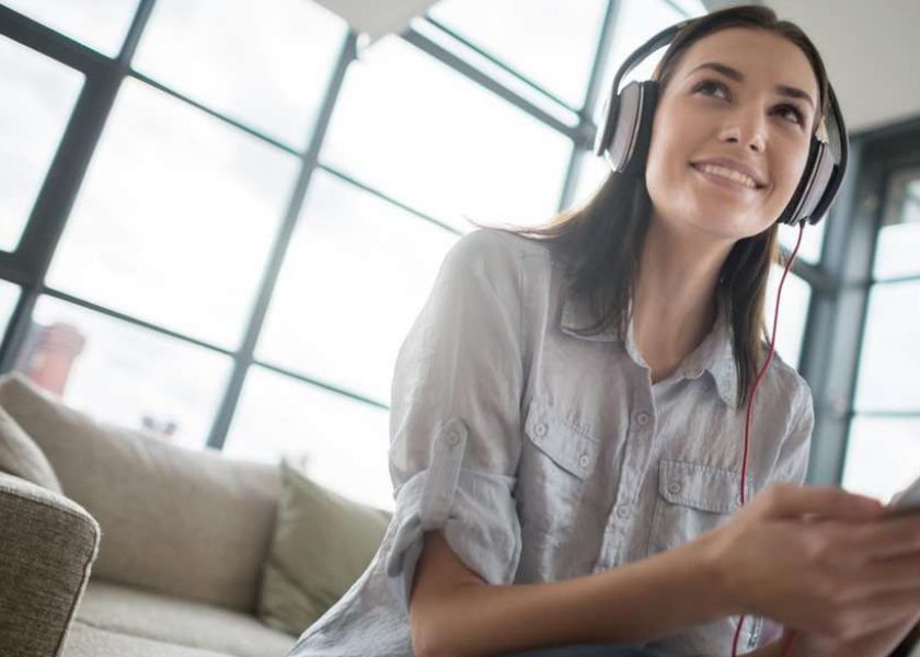 Ragazza ascolta radio in inglese