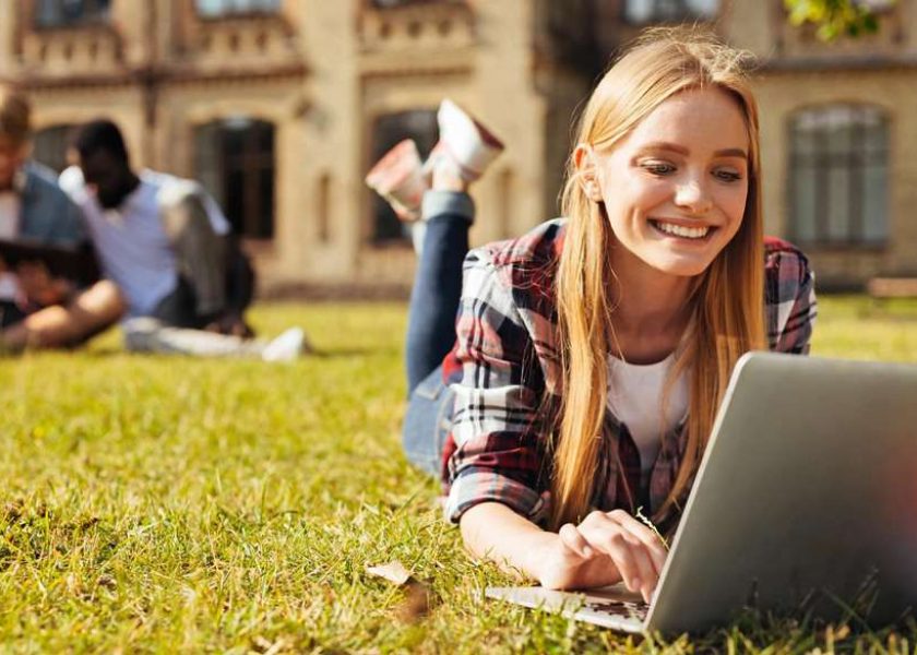 Ragazza studia tutti i verbi in inglese