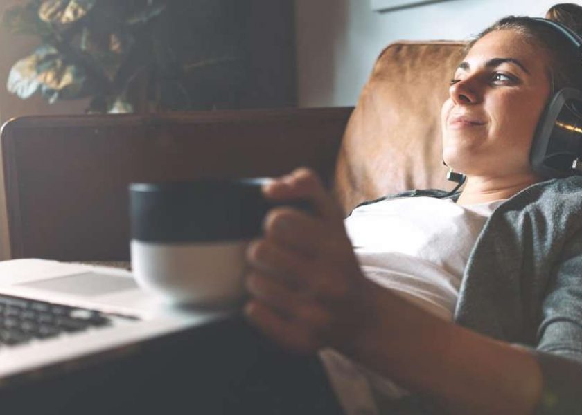 Ragazza ascolta belle canzoni in inglese