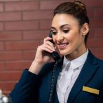 Frasi in inglese per receptionist: ecco come rispondere al telefono