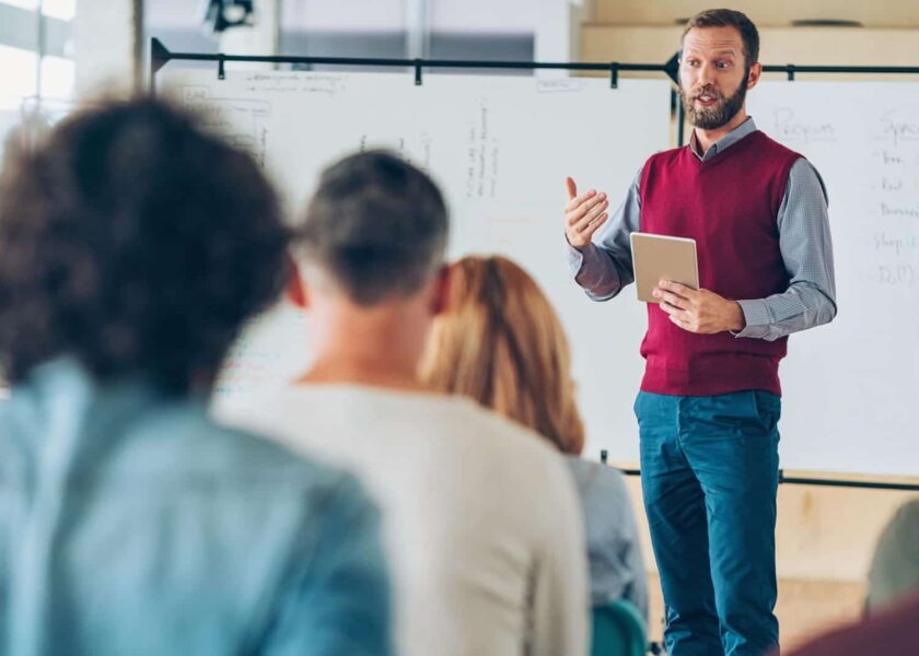insegnante di inglese insegna in aula