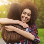 Canzoni inglesi sull'amicizia: frasi indimenticabili che hanno fatto la storia