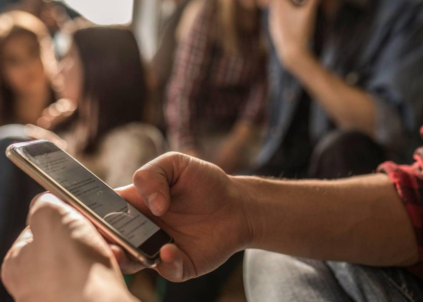 Frasi in inglese e acronimi divertenti per lo stato di Whatsapp