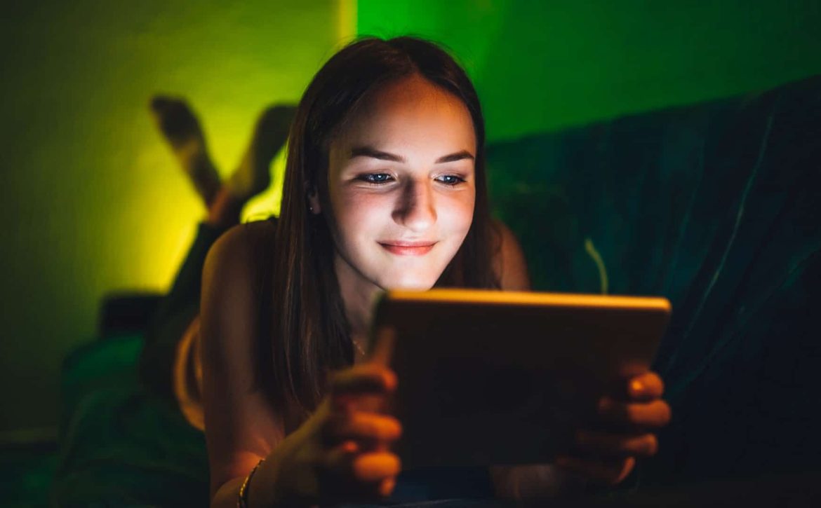 Chica viendo una película en su tablet