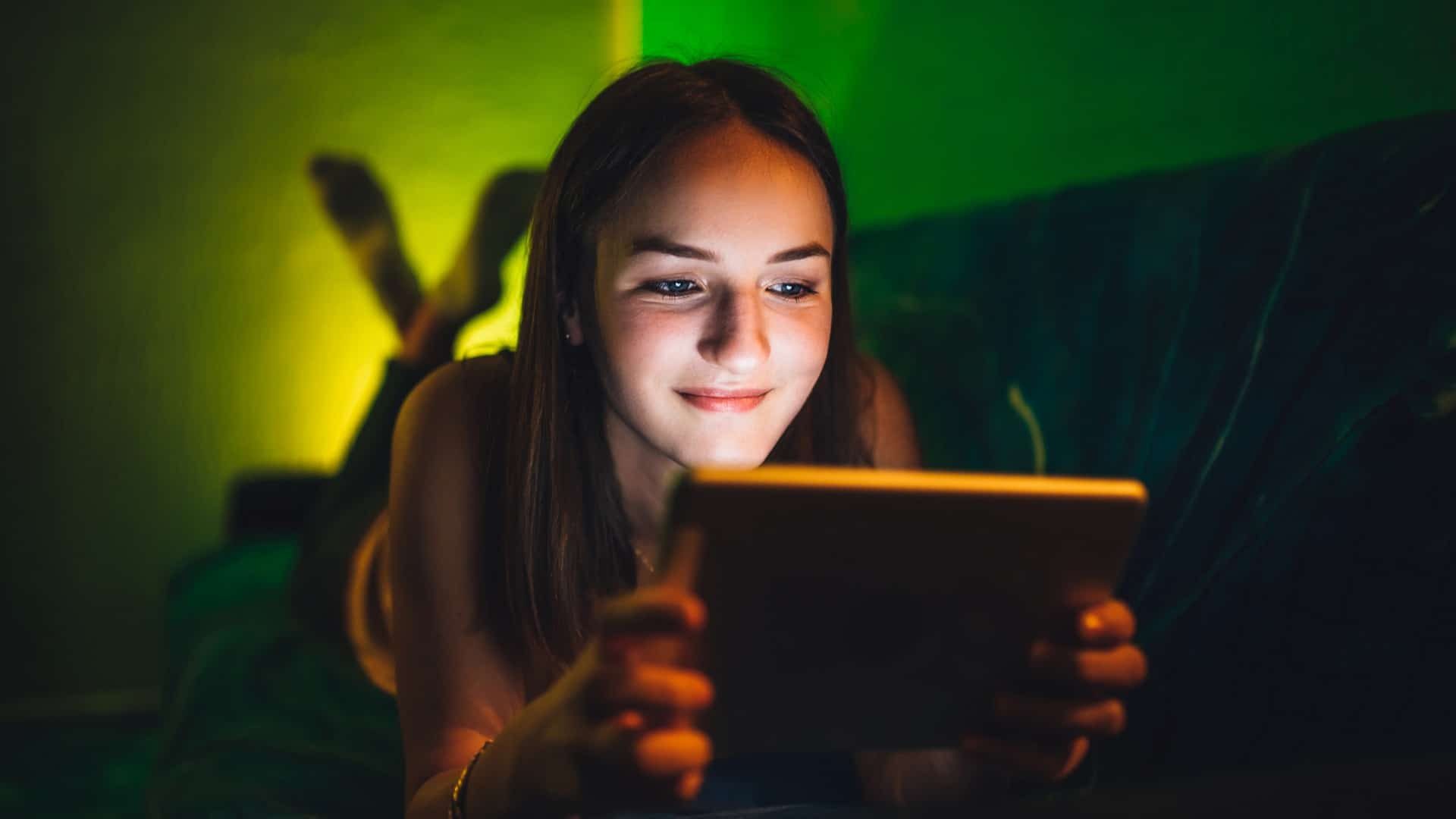 Chica viendo una película en su tablet