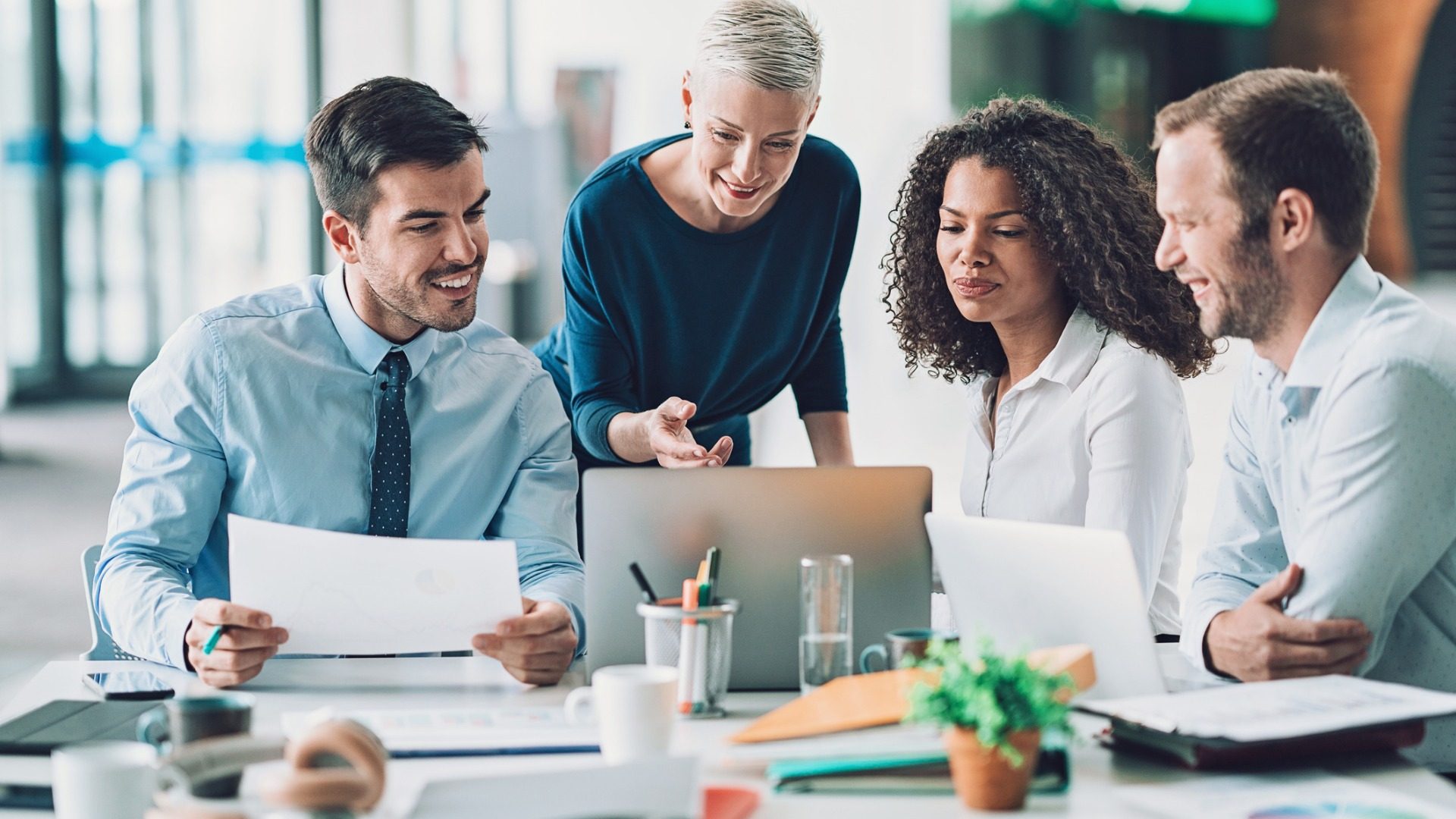 female-manager-leading-a-business-meeting-picture-id1209712970