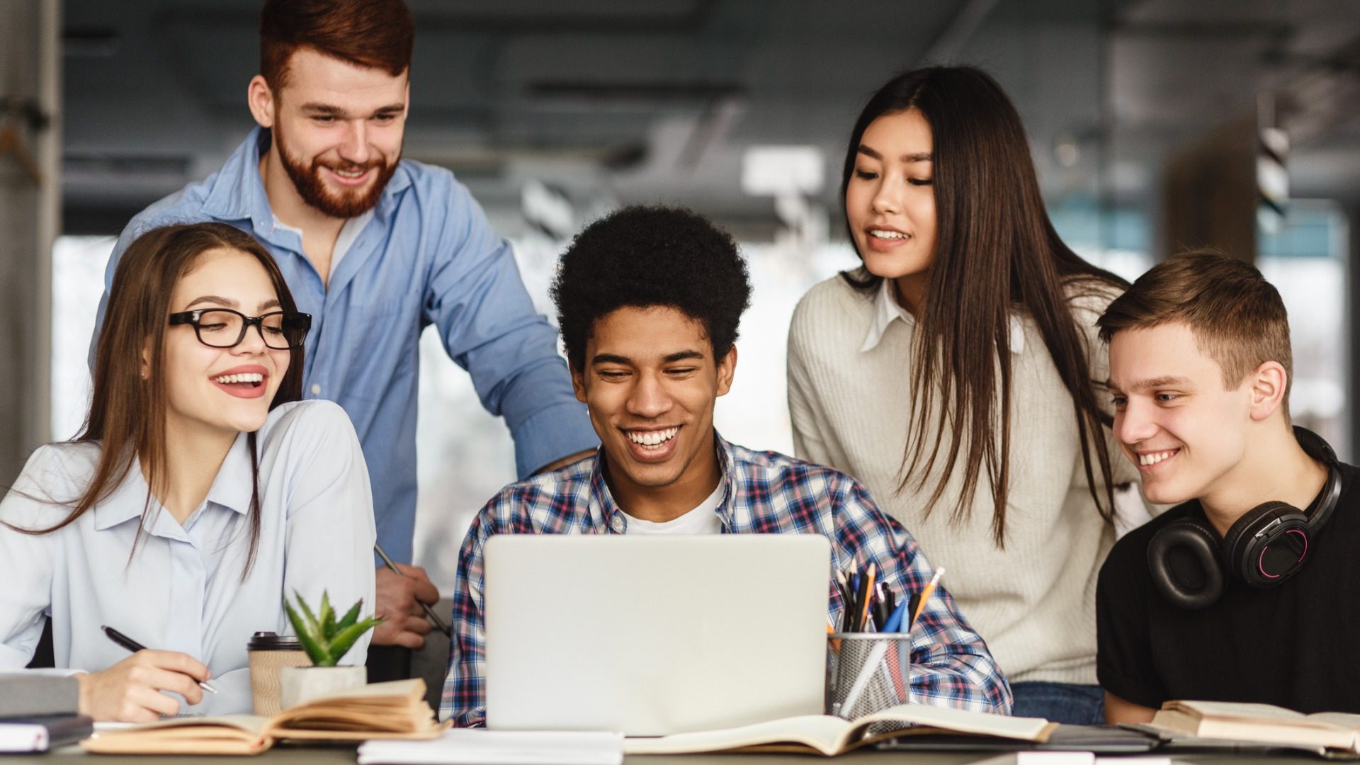 university-students-doing-group-project-in-library-picture-id1168372624