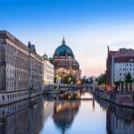 Differenza fra opposite e in front of