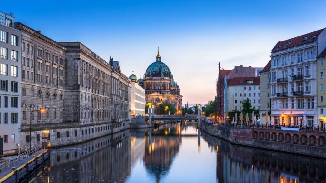 architecture-of-berlin-reflected-in-spree-river-picture-id894994034-1044×587