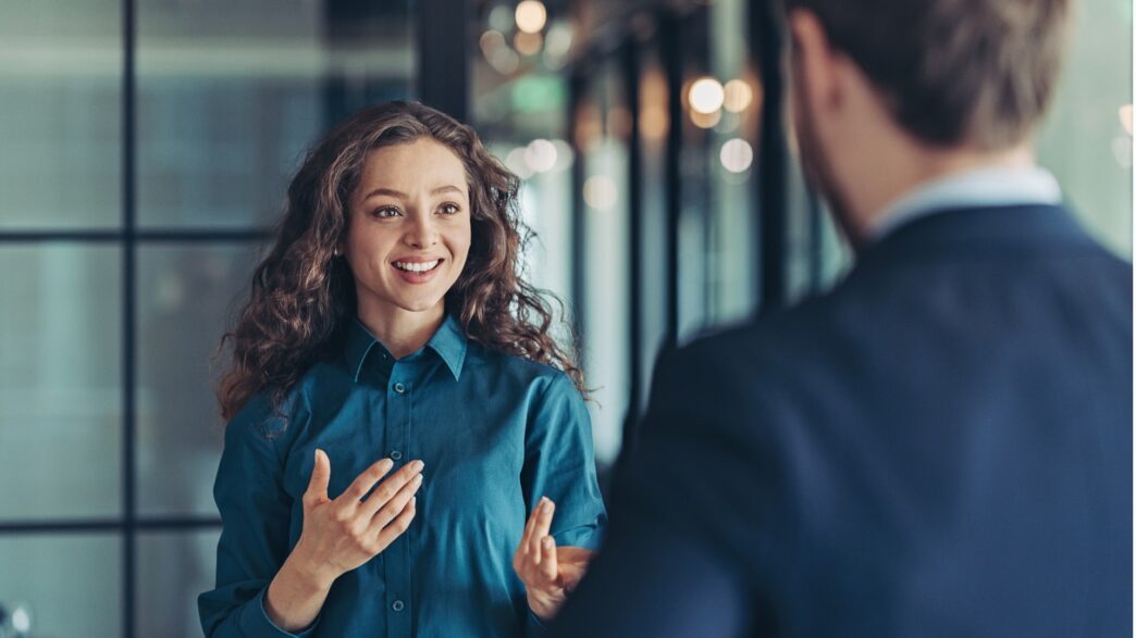 businesswoman-talking-to-a-colleague-picture-id1338523355-1044×587