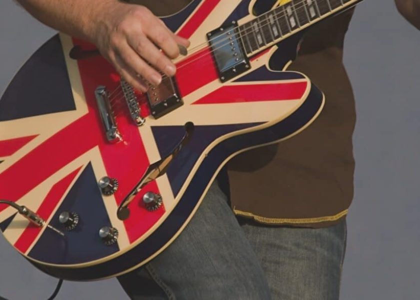 guitar-on-stage-picture-id139989332-1044×587