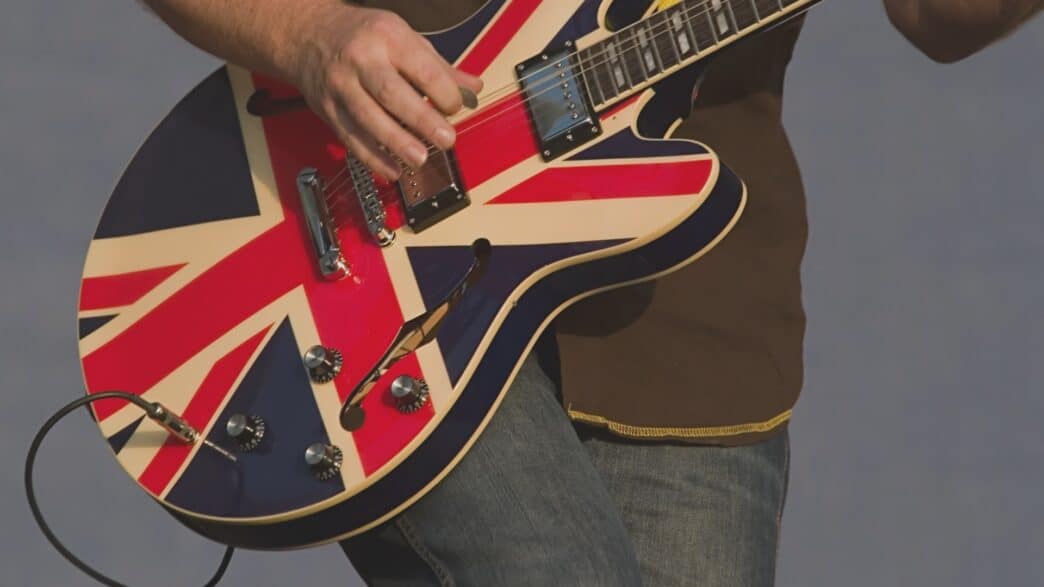 guitar-on-stage-picture-id139989332-1044×587