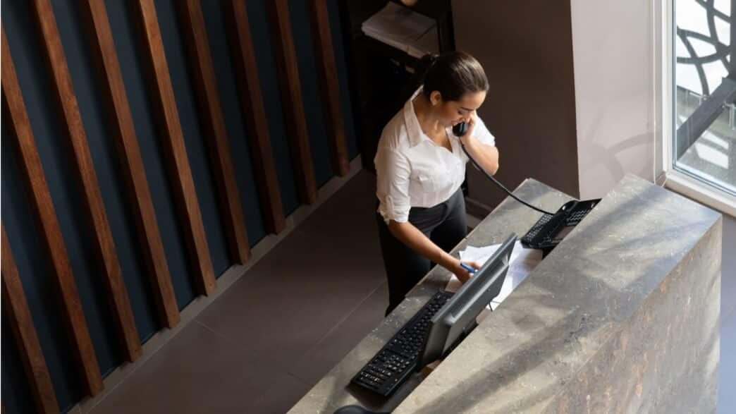 latin-american-hotel-receptionist-taking-a-phonecall-picture-id1068158520-1044×587