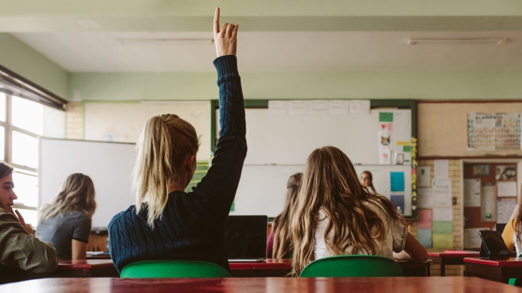student-raises-hand-and-asks-lecturer-a-question-picture-id973280162-1044×587